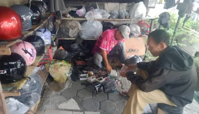 Curhat Pedagang Helm, Pembeli Lebih Suka Beli Online