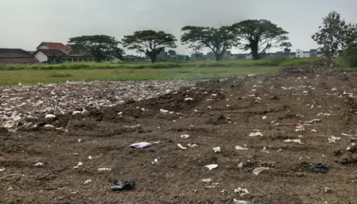 Sampah Ditimbun Dekat Sekolah, Warga Desa Kaladawa Desak Pemdes Berbenah