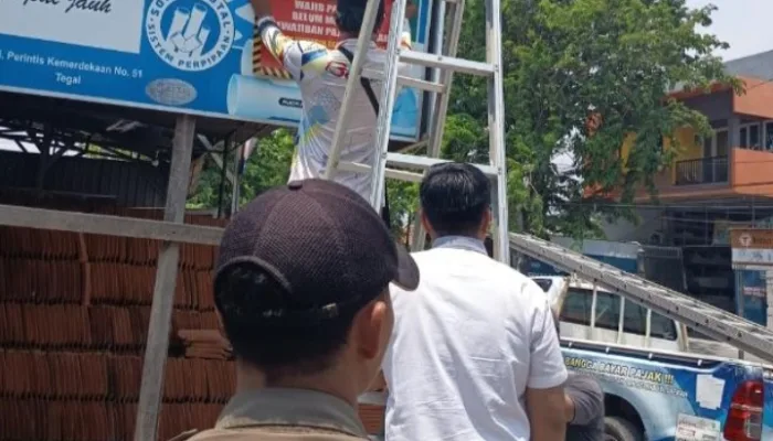 Bakeuda Kota Tegal Gelar Kegiatan Tempel Sticker pada Puluhan Penunggak Pajak
