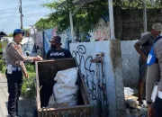 Tebar Kepedulian Sesama, Polisi Bagikan Ratusan Nasi Bungkus