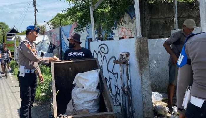 Tebar Kepedulian Sesama, Polisi Bagikan Ratusan Nasi Bungkus