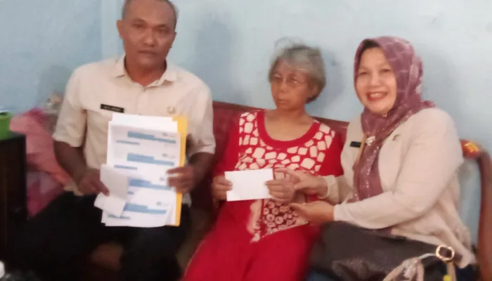 Tanggulangi Kemiskinan, Camat Tegal Barat Rutin Salurkan Bantuan Untuk Warganya