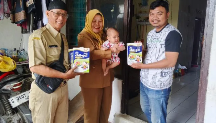 Cegah Stunting Camat Tegal Barat Rutin Salurkan Bantuan Susu