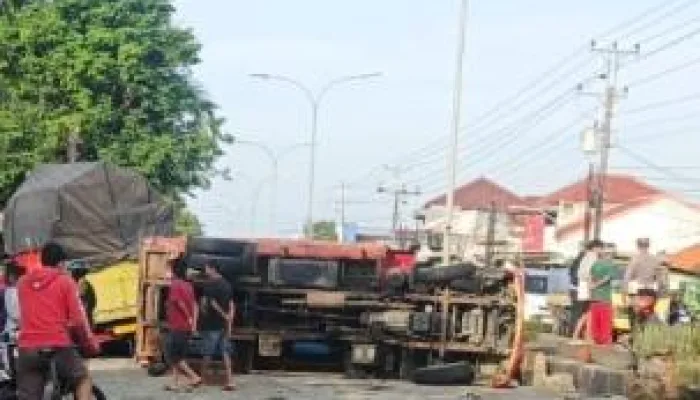 Truk Terguling, Jalan Pantura Kota Tegal Kondisi Arus Lalulintas Tersendat