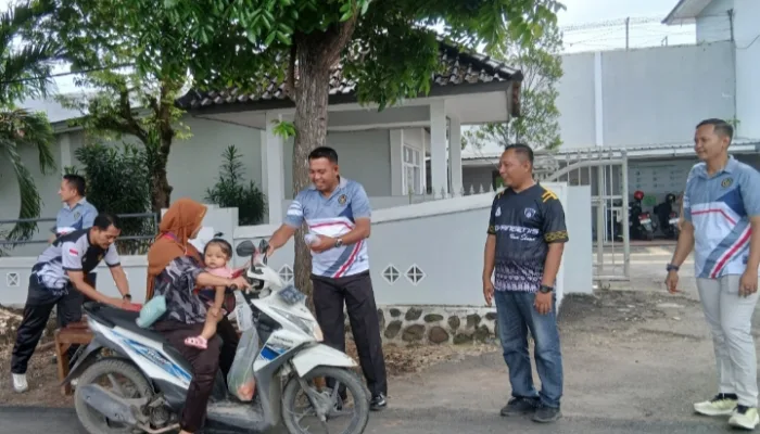 Jumat Berkah di Lapas Slawi, 100 Nasi Dibagikan, Hangatkan Hati Warga yang Melintas