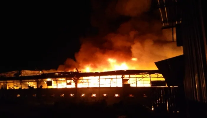 Api Mengamuk di Eks Pabrik Tekstil Tegal, Gudang Pakaian Diduga Jadi Sumber Ledakan Hebat