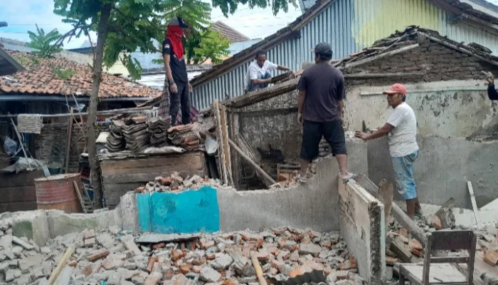 Penghuni Liar Tolak Kompensasi Rp120 juta, Pemilik Lahan Terpaksa Bongkar Paksa