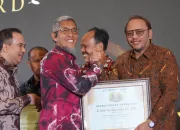 Wali Kota Tegal Dedy Yon Raih Satria Leader Award: Pengakuan Pelayanan Publik Cepat dan Terbaik di Jawa Tengah