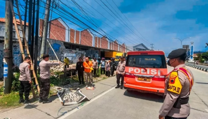 Tersengat di Ketinggian, Pemasang Baliho di Tegal Tewas Seketika Usai Ledakan Keras