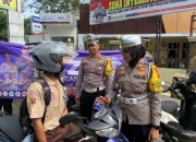 Operasi Zebra Candi Polres Tegal Bagi-Bagi Helm Gratis, Pengendara Antusias Serbu Lokasi