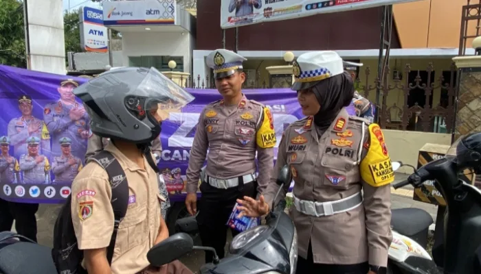 Operasi Zebra Candi Polres Tegal Bagi-Bagi Helm Gratis, Pengendara Antusias Serbu Lokasi