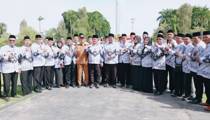 Upacara Hari Guru Nasional 2025, Ribuan Guru dan Pelajar Padati Lapangan Pemkab Tegal