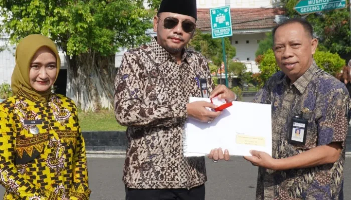 Wali Kota Tegal Serahkan SK Purna Tugas kepada 12 PNS