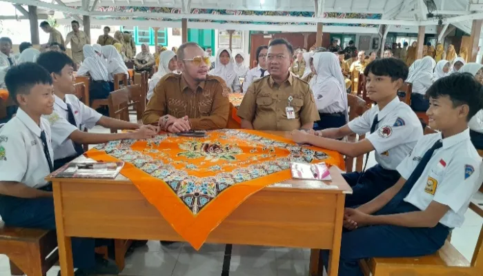 Digitalisasi Pendidikan Kota Tegal: 203 Sekolah Terima Bantuan Interactive Flat Panel (IFP)
