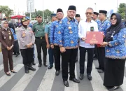 Enam PNS Terima Tanda Kehormatan Satyalancana Karya Satya di Upacara HUT ke-54 KORPRI