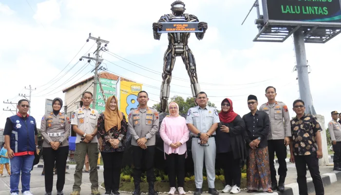 Robot Knalpot Brong Berdiri di Exit Tol Adiwerna, Ini Pesan Kapolres Tegal