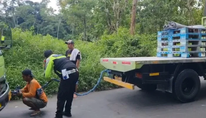 Truk Semen dan Angkot Mogok di Jalur Guci Tegal, Polisi Cegah Kemacetan Panjang