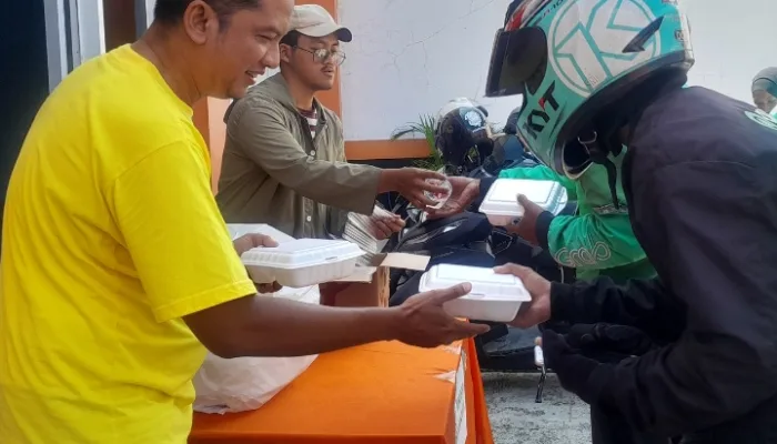 PKS Kota Tegal Rutinkan Pelayanan Publik Program Makan Siang Gratis untuk Ojol