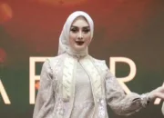 Tampil Memukau, Istri Wali Kota Tegal Ramaikan Peragaan Busana Hari Ibu ke-97