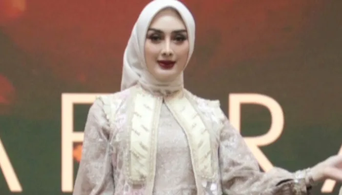 Tampil Memukau, Istri Wali Kota Tegal Ramaikan Peragaan Busana Hari Ibu ke-97