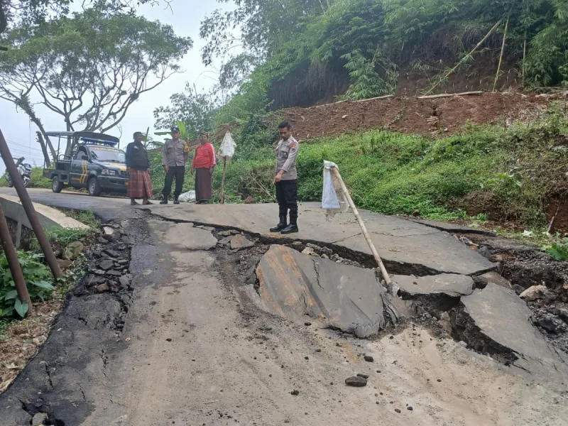 Diguyur Hujan Deras, Jalan Alternatif di Bojong Tegal Ambles Sedalam 1 Meter