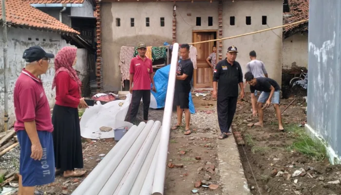 Kompak Hadapi Banjir, Warga Desa Kaladawa Bangun Saluran Air Bersama