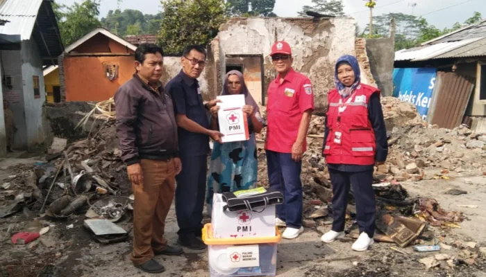 Rumah Hangus Dibakar Anak Sendiri, Ibu Wanisah Terima Bantuan PMI Kabupaten Tegal
