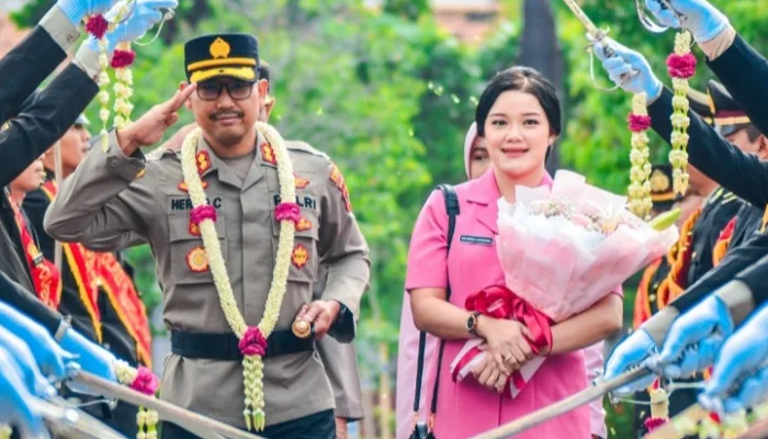 Tradisi Pedang Pora Sambut Kapolres Tegal Kota AKBP Heru Antariksa Cahya