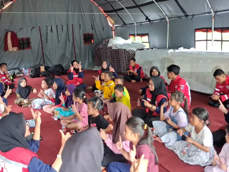 Tak Hanya Bantuan Logistik, KSR PMI Kabupaten Tegal Fokus Pulihkan Mental Penyintas di Desa Padasari