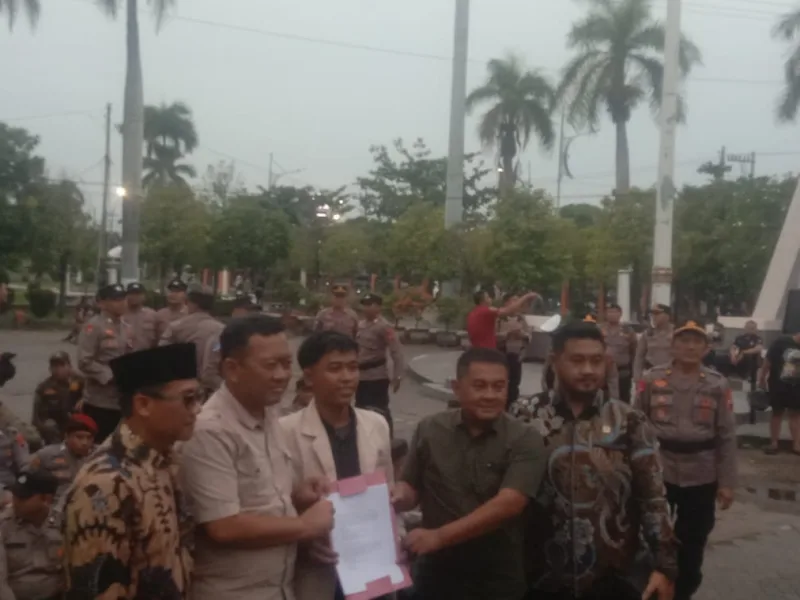 Ratusan Mahasiswa Kepung DPRD Kota Tegal, Program Makan Bergizi Gratis Diprotes Keras