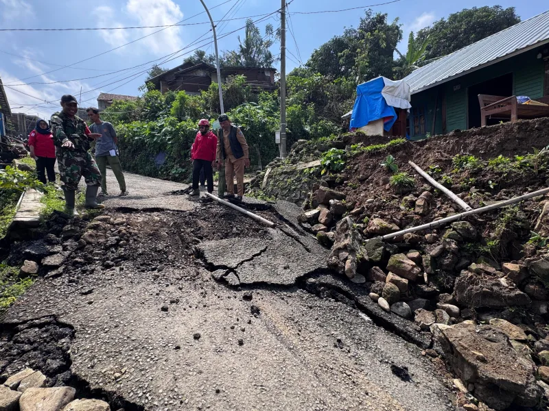 Tanah Bergerak di Padasari Jatinegara, 104 Rumah Warga Rusak