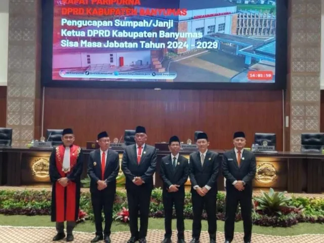 Agus Prianggodo dan Pimpinan dewan usai pengucapan sumpah janji