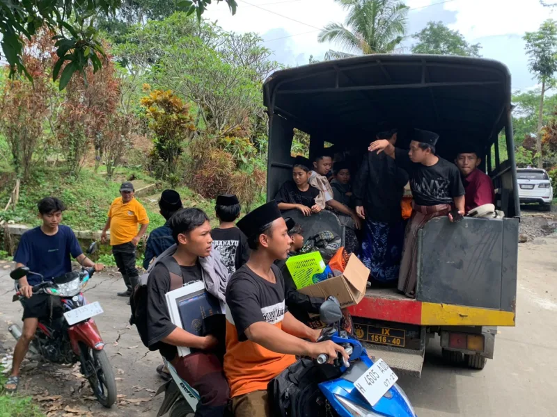 Tanah Bergerak Ancam Jatinegara, Truk Dalmas Dikerahkan Bantu Evakuasi Warga