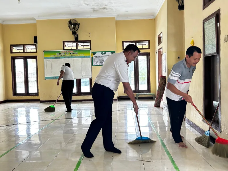 Kepedulian Dibalik Jeruji, Lapas Slawi Turun Tangan Bersihkan dan Bantu Masjid Al Fatah