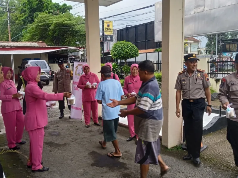 Momen Ramadan, Polsek Adiwerna dan Bhayangkari Turun ke Jalan Bagikan Takjil Jelang Berbuka