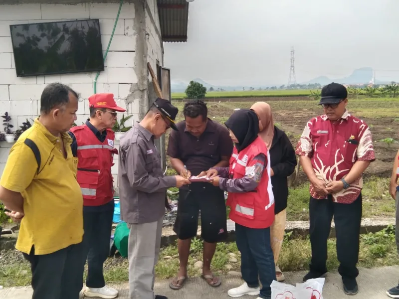 Atap Rumah Warga Warureja Terbang Dihantam Angin, PMI Kabupaten Tegal Langsung Salurkan Bantuan