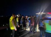 Nekat Salip di Bahu Jalan, Bus Terguling di Tol Pejagan–Pemalang: 1 Tewas, 33 Luka-Luka