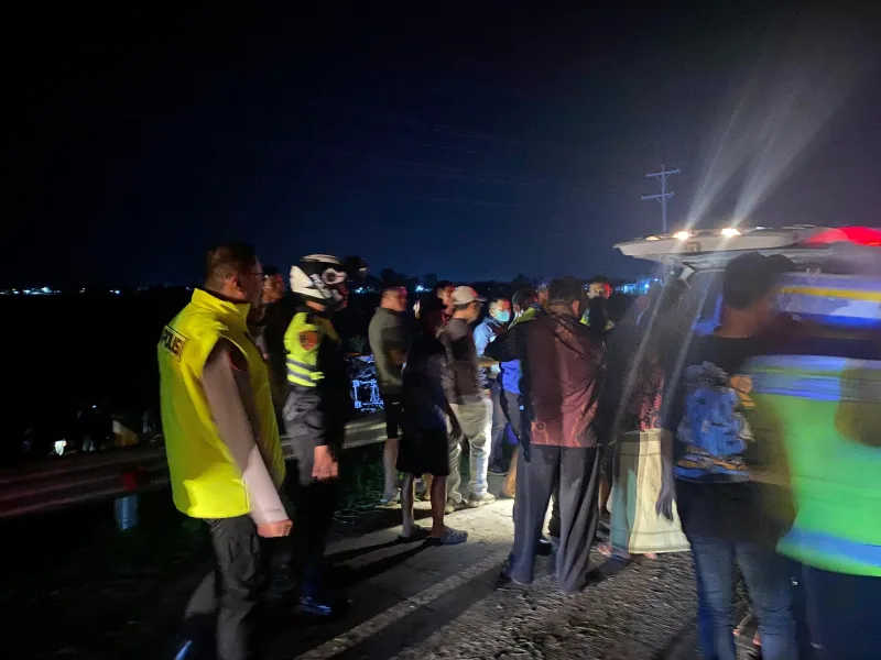 Nekat Salip di Bahu Jalan, Bus Terguling di Tol Pejagan–Pemalang: 1 Tewas, 33 Luka-Luka