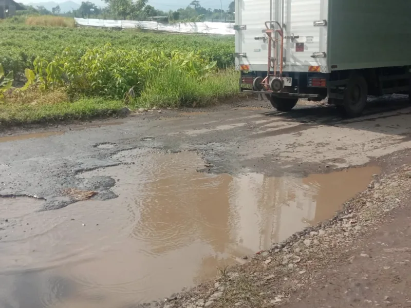 Jalan Rusak dan Gelap, Pengguna Keluhkan Ruas Tegalandong-Kambangan