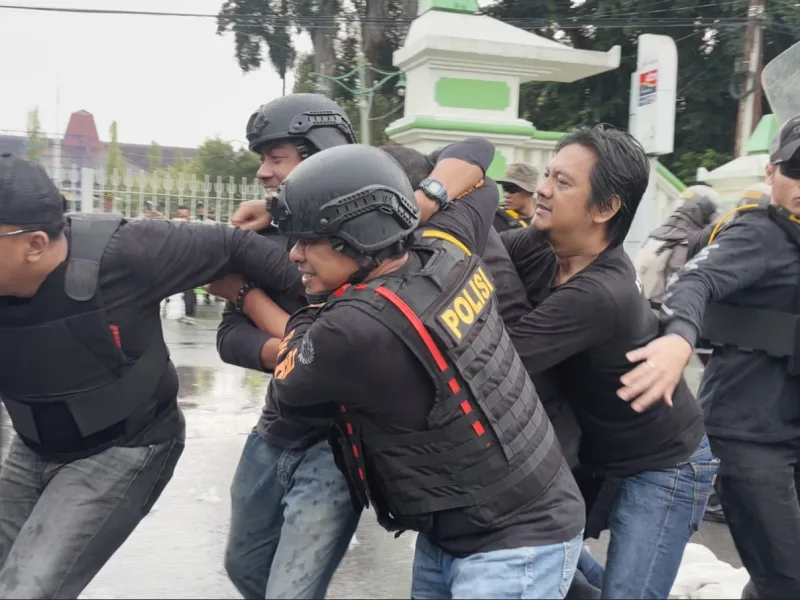 Aksi Dramatis Sispamkota di Depan Kantor Pemda, Polres Tegal Tunjukkan Kesiapan Hadapi Situasi Genting