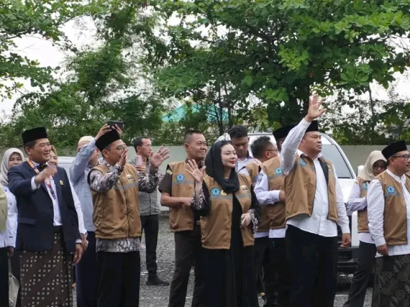 Ketua DPRD Brebes Turut Melepas Jamaah Calon Haji Brebes
