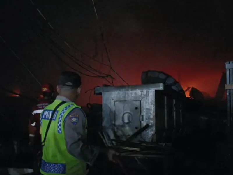 Gudang Produksi PT SAS Tegal Terbakar Hebat, Kerugian Tembus Rp15 Miliar! Dugaan Sumber Api dari Mesin