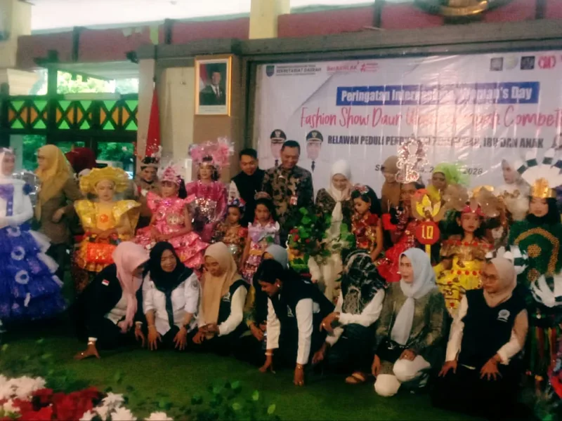 Peringati Internasional Women’s Day , RPPPIA Gelar Fashion Show Daur Ulang Sampah Competition