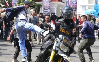 Gerbang Balai Kota Tegal mendadak riuh Gabungan TNI-Polri Tangani Unjuk Rasa Anarkis