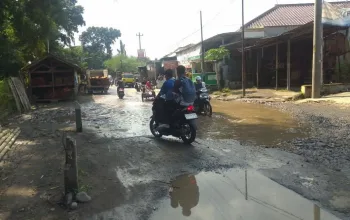 Jalan Rusak Jadi Warisan Keluhan Warga Kabupaten Tegal, Kinerja DPUPR Dipertanyakan