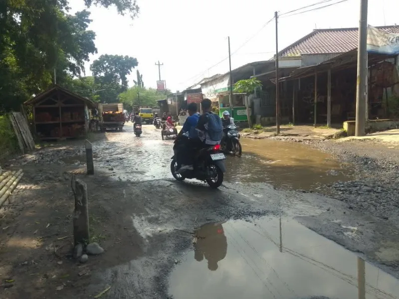 Jalan Rusak Jadi Warisan Keluhan Warga Kabupaten Tegal, Kinerja DPUPR Dipertanyakan