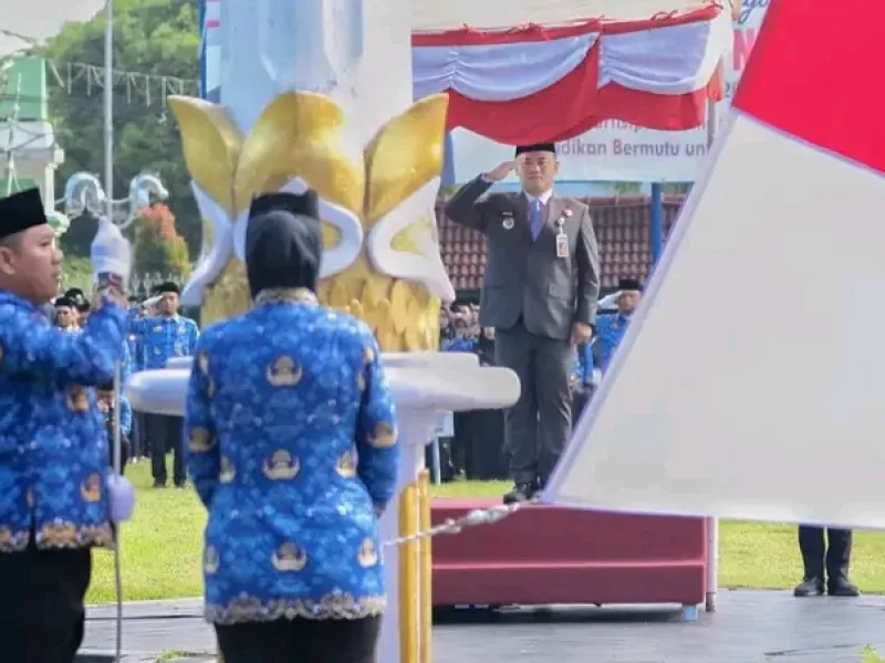 Upacara Hardiknas 2026 di Lapangan Pemkab Tegal Berlangsung Khidmat, Bupati Bacakan Amanat Mendikdasmen