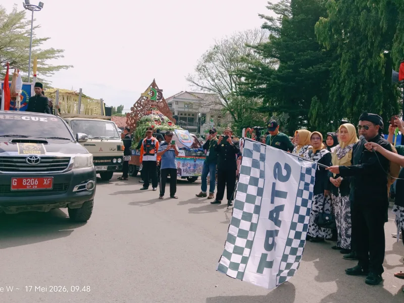 Kirab Tombak Kyai Plered Meriahkan HUT ke-425 Kabupaten Tegal, Ribuan Warga Berebut Gunungan Hasil Bumi