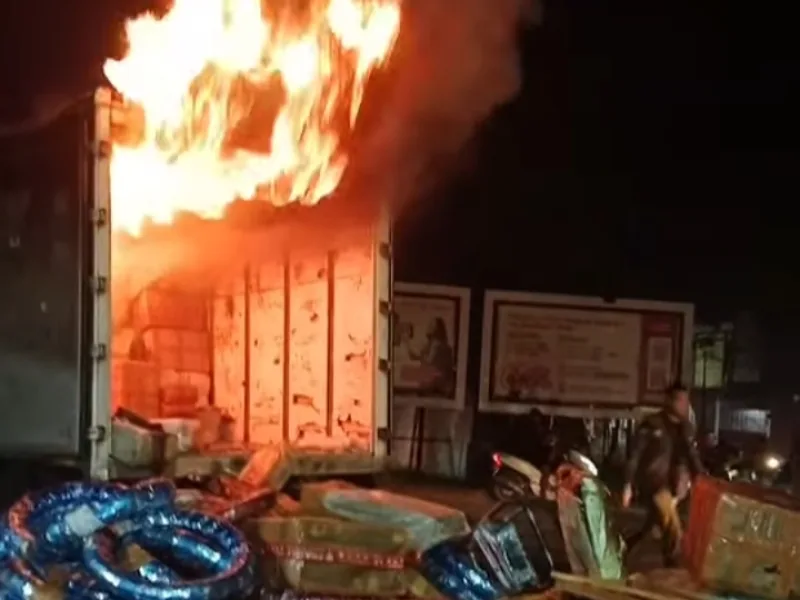Detik-detik Truk J&T Cargo Terbakar di Adiwerna, Paket Senilai Jutaan Rupiah Hangus dalam Perjalanan