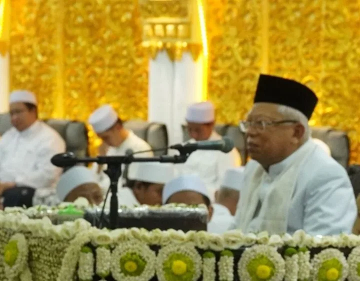 Wakil Presiden RI ke-13, Prof. Dr. (H.C.) K.H. Ma’ruf Amin saat hadiri Majlis Dzikir Maulidurrosul dan Haul Akbar Tegal Raya di Jalan Pancasila, Kota Tegal, Sabtu, 23 Mei 2026 semalam.